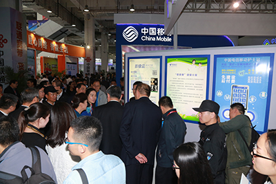 天坦移動醫(yī)、護亮相信博會，展臺前人頭攢動