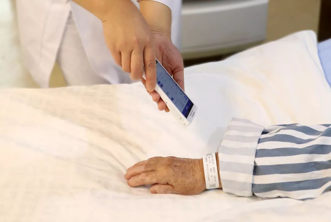 首發(fā)丨走進(jìn)智慧病房，用科技托起生命的重量